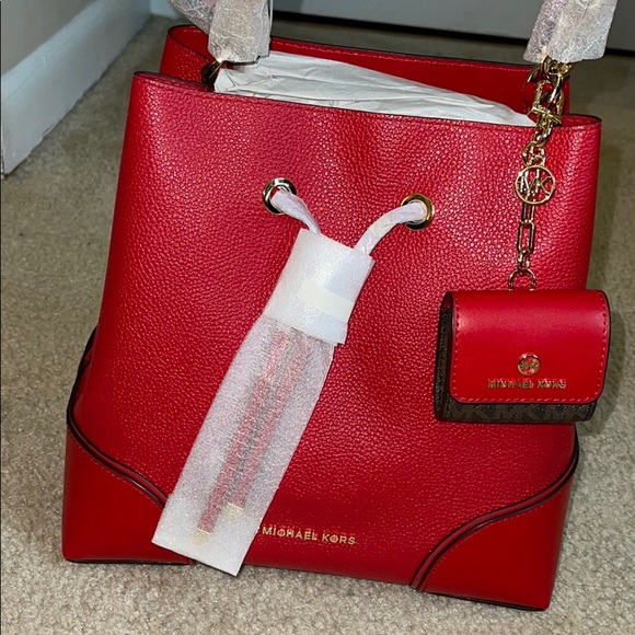 🛑Sold 🛑Michael Kors NWT red pebble leather bucke - Picture 2 of 5